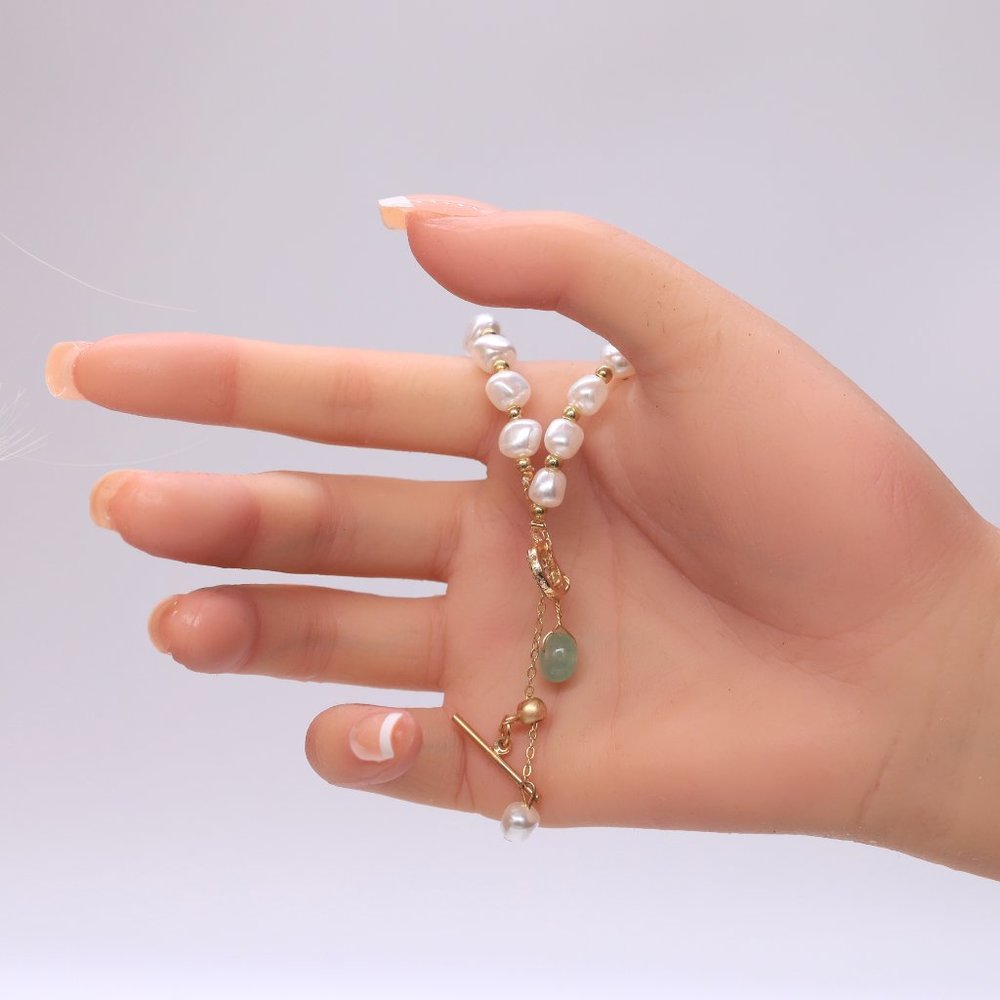 Beaded Pearl bracelet with toggle lock. - Picture 4 of 4